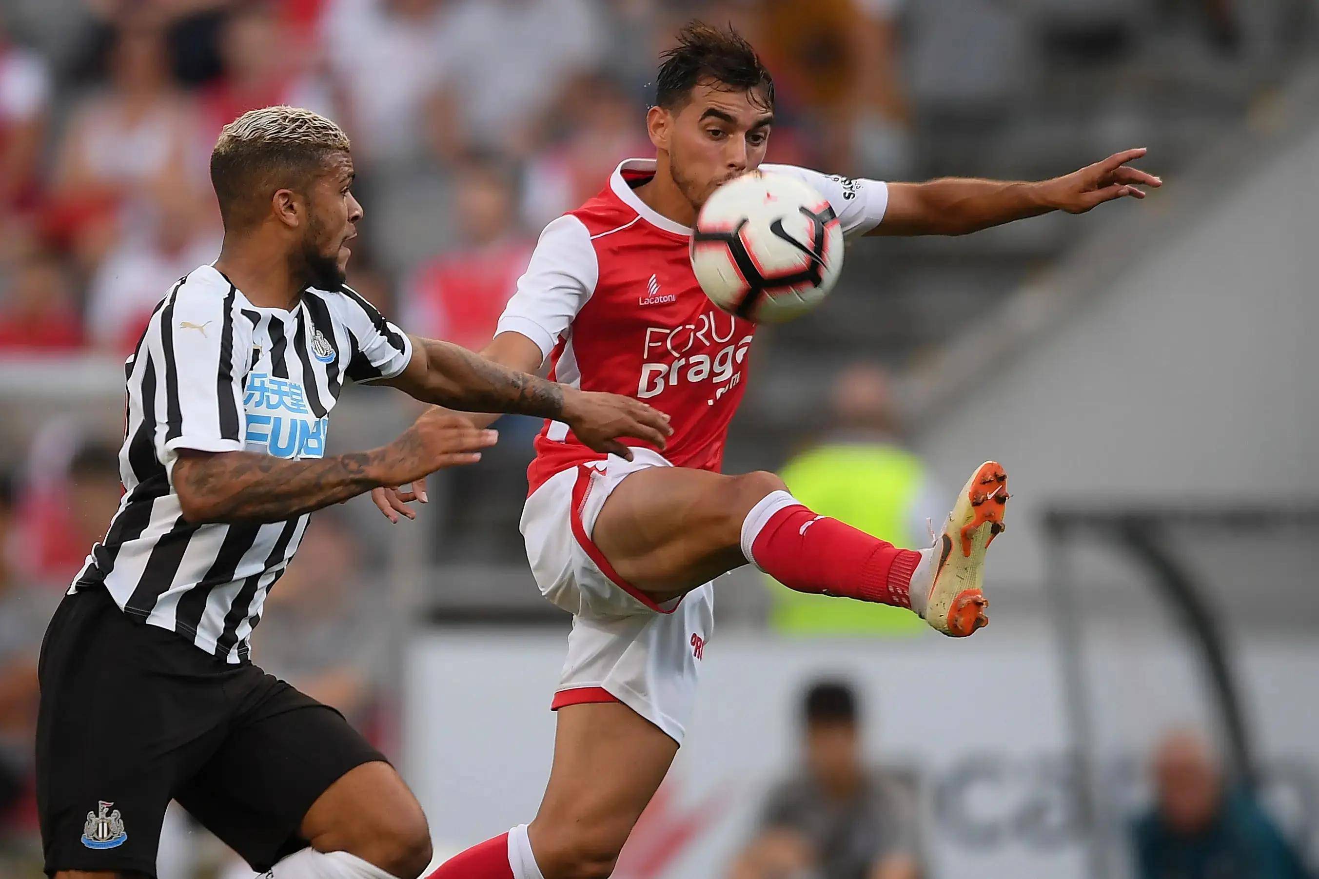 爱游戏官网-西亚卡姆与40激战巴塞罗那分钟，大比分获胜胜负难料！，穆古鲁扎焦点对战赢得满堂喝彩-爱游戏官网