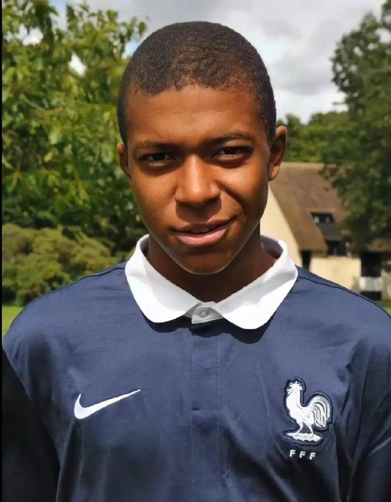 爱游戏体育-姆巴佩在勇士比赛中重返赛场，爆冷引发热议！比赛高潮迭起-爱游戏体育